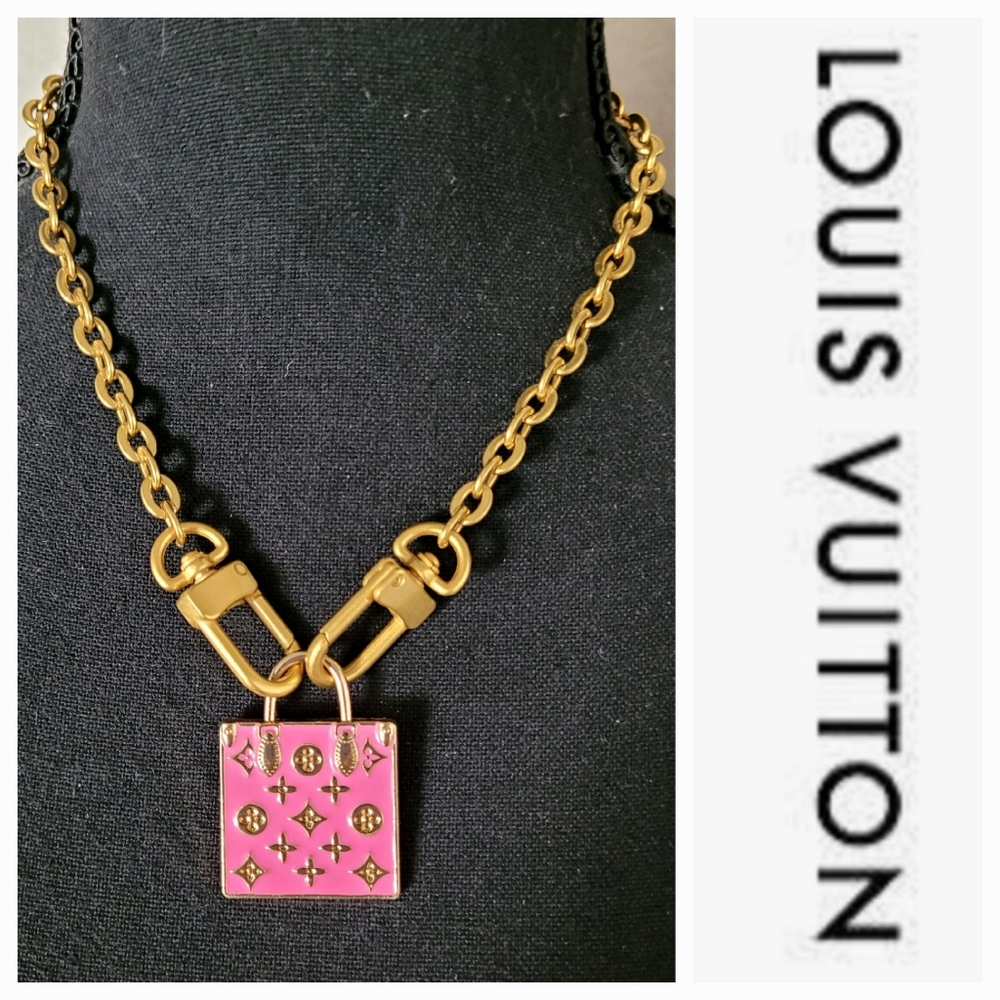 LOUIS VUITTON Pendant Necklace